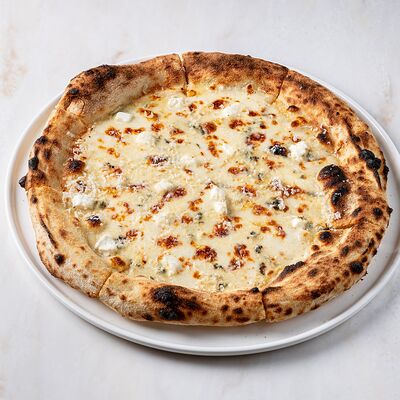 Пицца Четыре сыра в Brasserie Lambic по цене 1190 ₽