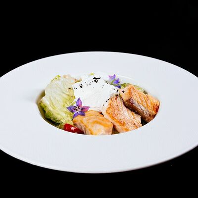 Салат Лионский с лососем в Oysters по цене 730 ₽