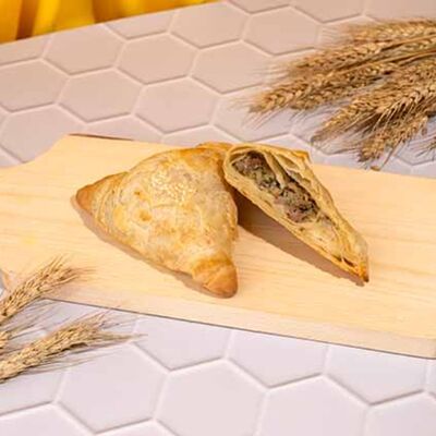 Самса с говядиной по-восточному в Пекарня Буханка по цене 225 ₽