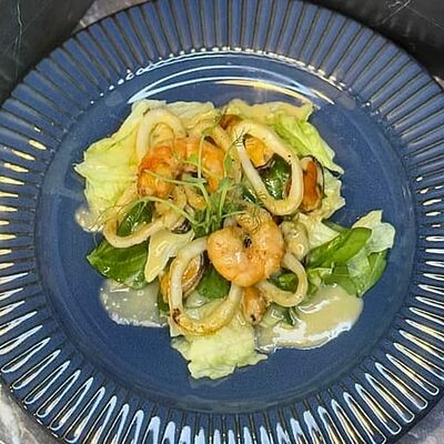 Салат с морепродуктами в соусе цитрус в BRCAFE по цене 630 ₽