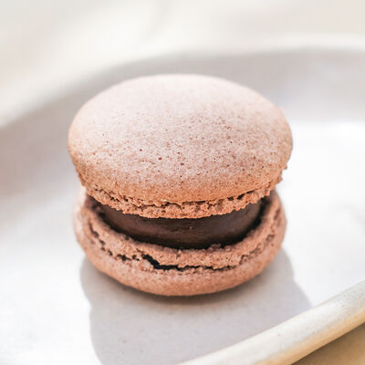 Макарон Шоколад-шоколадная карамель Mini в Angel Cakes по цене 390 ₽