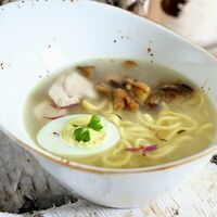 Крепкий куриный бульон с домашней лапшой и боровичками в ФедяДичь