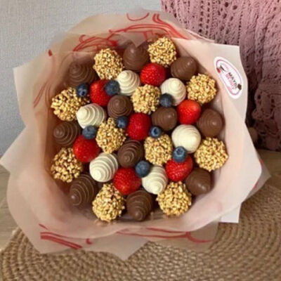 Клубника в шоколаде букет Особый шарм в Maybe berry по цене 3300 ₽