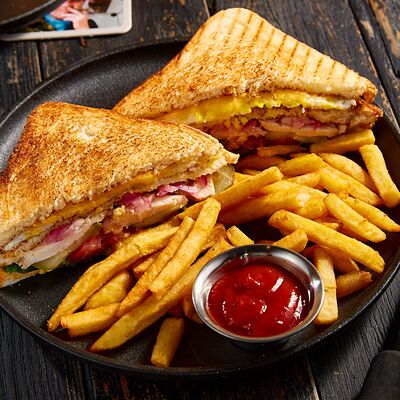 Сэндвич с копчёной курицей в ЕрмолаевЪ Охота и Рыбалка по цене 540 ₽