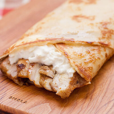 Блин с румяной курочкой и соусом в Блин и Мясо по цене 320 ₽