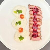 Утиная грудка с пюре из цветной капусты в брусничном соусев Noba