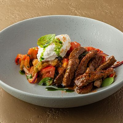 Салат с говядиной, рикоттой и жареными баклажанами в ТОКИО-CITY по цене 890 ₽