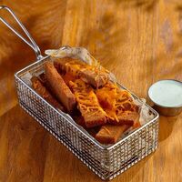 Гренки с сыром и чесночным соусом в BBQ Beer Restaurant