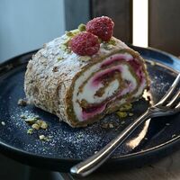 Фисташковый рулет с малиной в Кофестория
