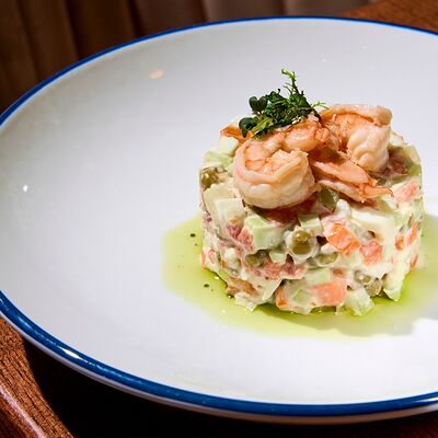 Оливье с форелью, тунцом и креветками в More Fish'ka по цене 650 ₽