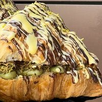 Дубайский круассанв Caderle кафе (Чай с молоком)