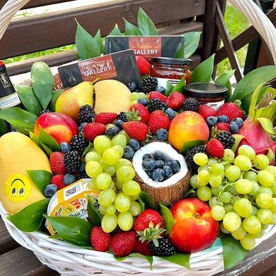 Большая фруктовая корзина с манго, кокосом, персиком и клубникой в Мастерская подарков Катерины Колбасовой по цене 12550 ₽