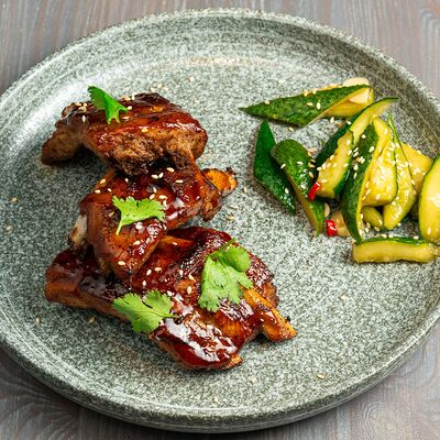 Свиные рёбра в соусе Джек Дениелс с битыми огурцамив Brasserie Kriek по цене 990 ₽