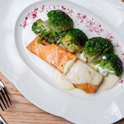 Лосось гриль с брокколи и соусом морне в Болконский по цене 1680 ₽