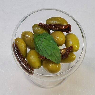 Оливки в цитрусовом соусе в Edateca по цене 450 ₽