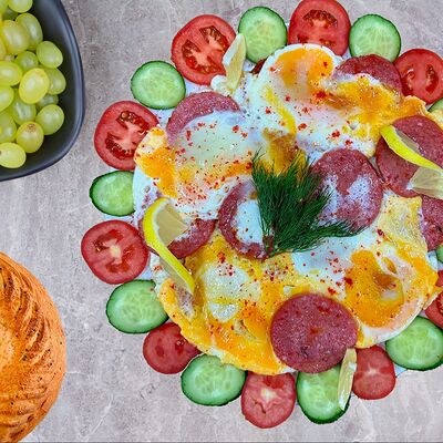 Яичница с колбасой и овощами в Doner по цене 300 ₽