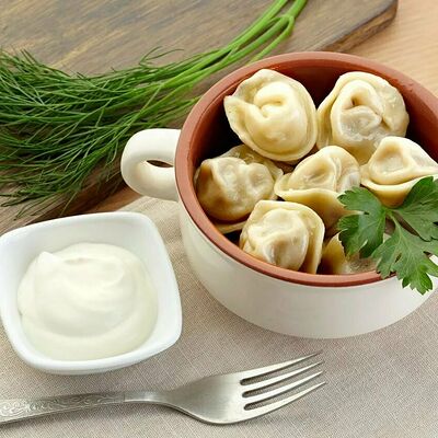 Пельмени отварные с маслом без бульона в Семейное кафе по цене 450 ₽