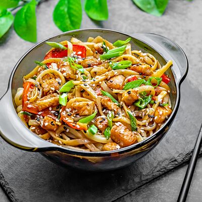 Wok с курицей на гречневой лапше в Тоехара по цене 400 ₽