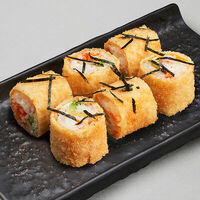 Ролл со снежным крабом и авокадо в темпуре в Mojo