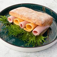 Чиабатта с ветчиной и сыром в Тарелка