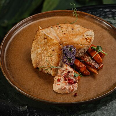 Стейк из индейки с печеной морковью и соусом из печеного перца в Yellow Kitchen & bar по цене 805 ₽