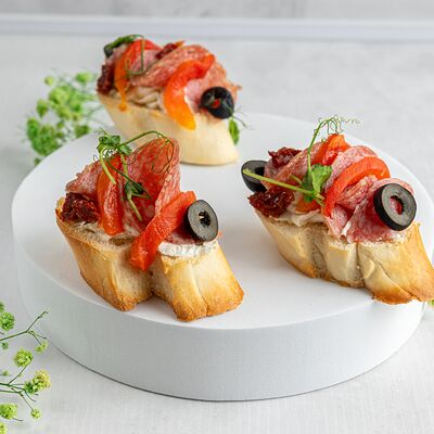 Брускетта с салями в KanapeFest по цене 1760 ₽