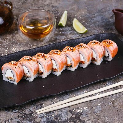 Ролл Филадельфия с лососем татаки в Пряности & Радости на Васильевском по цене 690