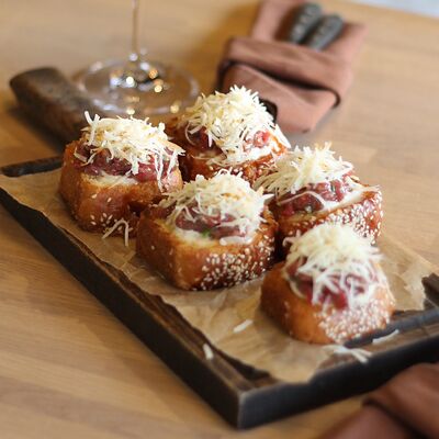 Брускетта с тартаром из говядиныв Опера по цене 890 ₽