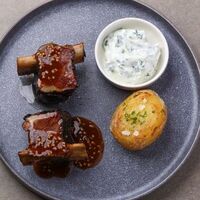 Говяжье ребро с печеным картофелем и дзадзики в 321 Club by Novikov
