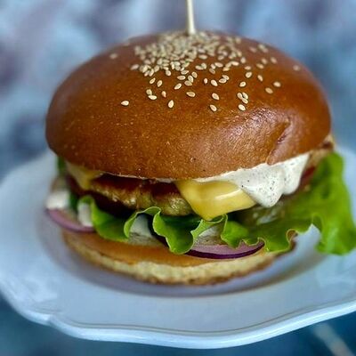 Бургер Чикен большойв Настроение вкуса по цене 625 ₽