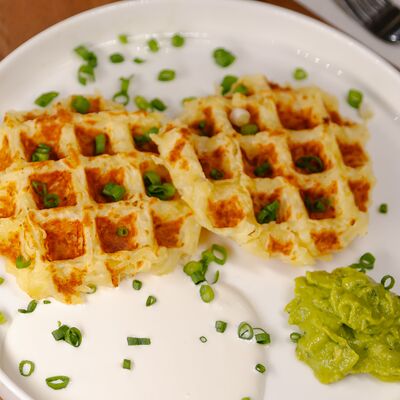 Картофельные вафли с соусом гуакамоле и сметаной в Тепло по цене 470 ₽