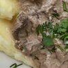 Печень по-строгановски с пюре в Панакота по цене 400