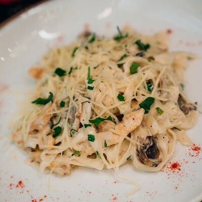 Паста с курицей и грибами в FoodBox по цене 600 ₽