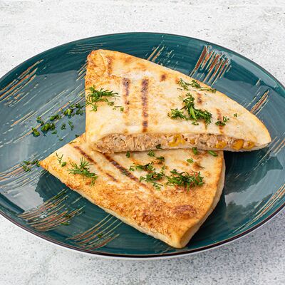 Кесадилья с курицей в Тарелка по цене 239 ₽