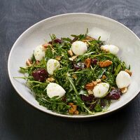 Печеная свекла с моцареллой, рукколой и орехом пекан в Гриль-бар Балкон