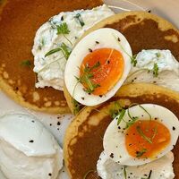 Кукурузные оладьи с творожным кремом и яйцомв SOVA