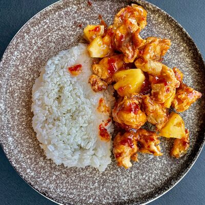 Курица в кисло-сладком соусе в Кунжут по цене 590 ₽