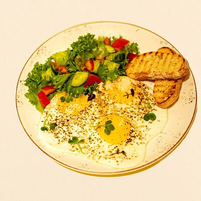 Глазунья с овощным салатомв Zavarka coffee по цене 310 ₽