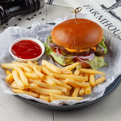 Бургер с котлетой из мраморной говядины в Вэллей кафе по цене 780 ₽