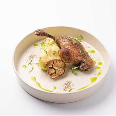 Утиная ножка конфи с печёным чесноком в Финнеганс по цене 890 ₽