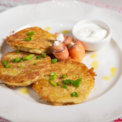Картофельные драники с лососем шеф-посола и мягким сыром в Дом купчихи Ершовой по цене 450 ₽