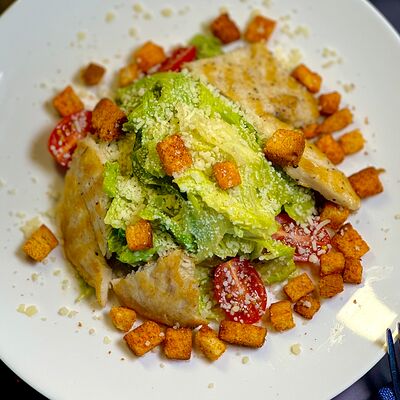 С цыплёнком гриль под соусом цезарь в Марбелья по цене 480 ₽