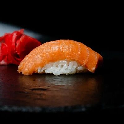 Суши с лососем в Роллс ройс по цене 170 ₽
