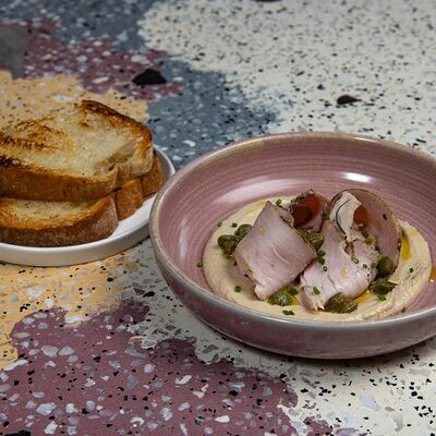 Вителло тоннато с пастрами из индейки в Pink milk x Lift по цене 790 ₽