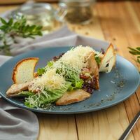 Салат Цезарь с курицей в Green