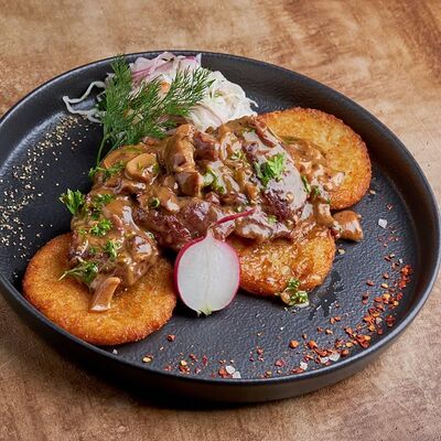 Драники с томлеными говяжьими щечкамив Clever Irish Pub по цене 48 р.