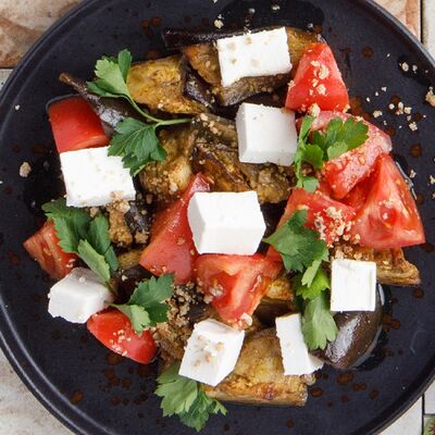 Запеченный баклажан с сыром фета и томатами в Бо-Бо по цене 900 ₽