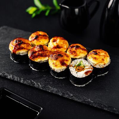 Ролл запеченный Морской в Суши и Роллы по цене 709 ₽