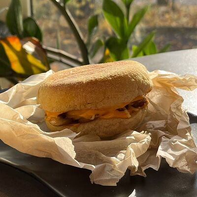 Маффин с яйцом и грибами в Moyo по цене 185 ₽