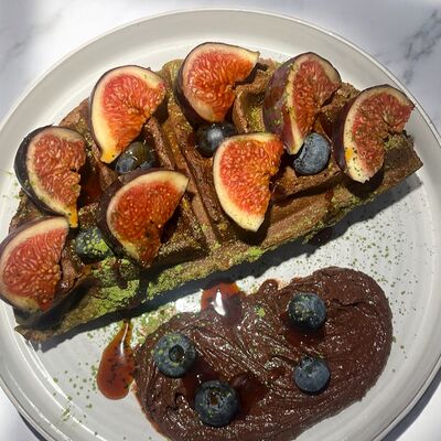 Веганская вафля с матчей и ягодами в Park47 по цене 700 ₽